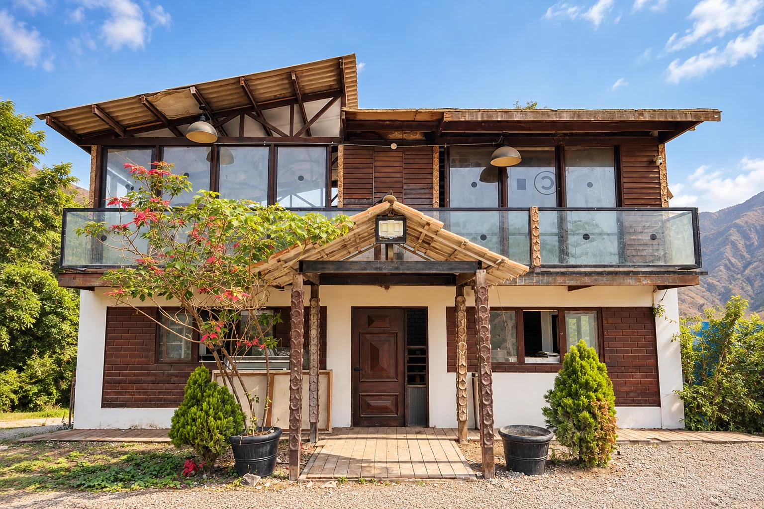 Casa principal de Villa Marvalle con balconería de madera y terrazas abiertas